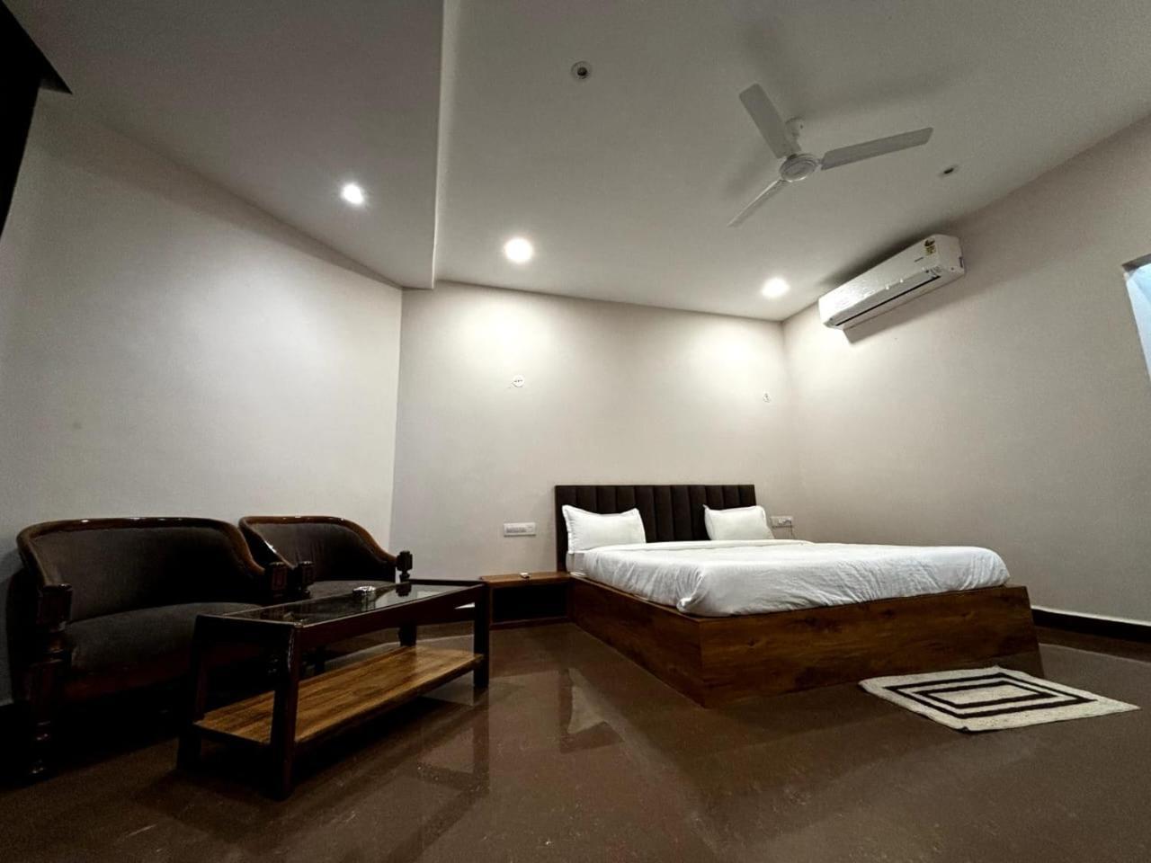 Vamoose Rupmati The Valley Hotel Mandu  Ngoại thất bức ảnh